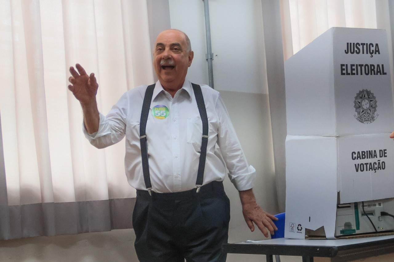 Prefeito reeleito em Belo Horizonte, Fuad Noman, durante a votação do segundo turno em 27 de novembro