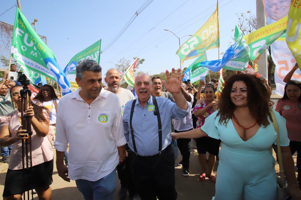 O prefeito e candidato à reeleição, Fuad Noman (PSD), ao lado do diretor presidente da Urbel, Claudius Pereira (à esq.), em nova agenda no Alto Vera Cruz, região Leste, nesta quarta-feira (25 de setembro)