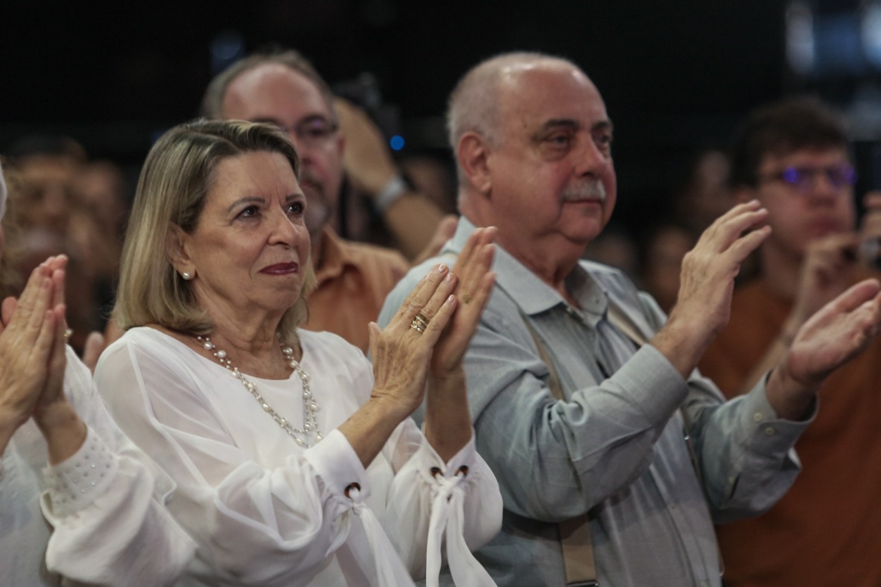 Fuad Noman e a esposa, Mônica Drummond, em culto no bairro São Cristóvão