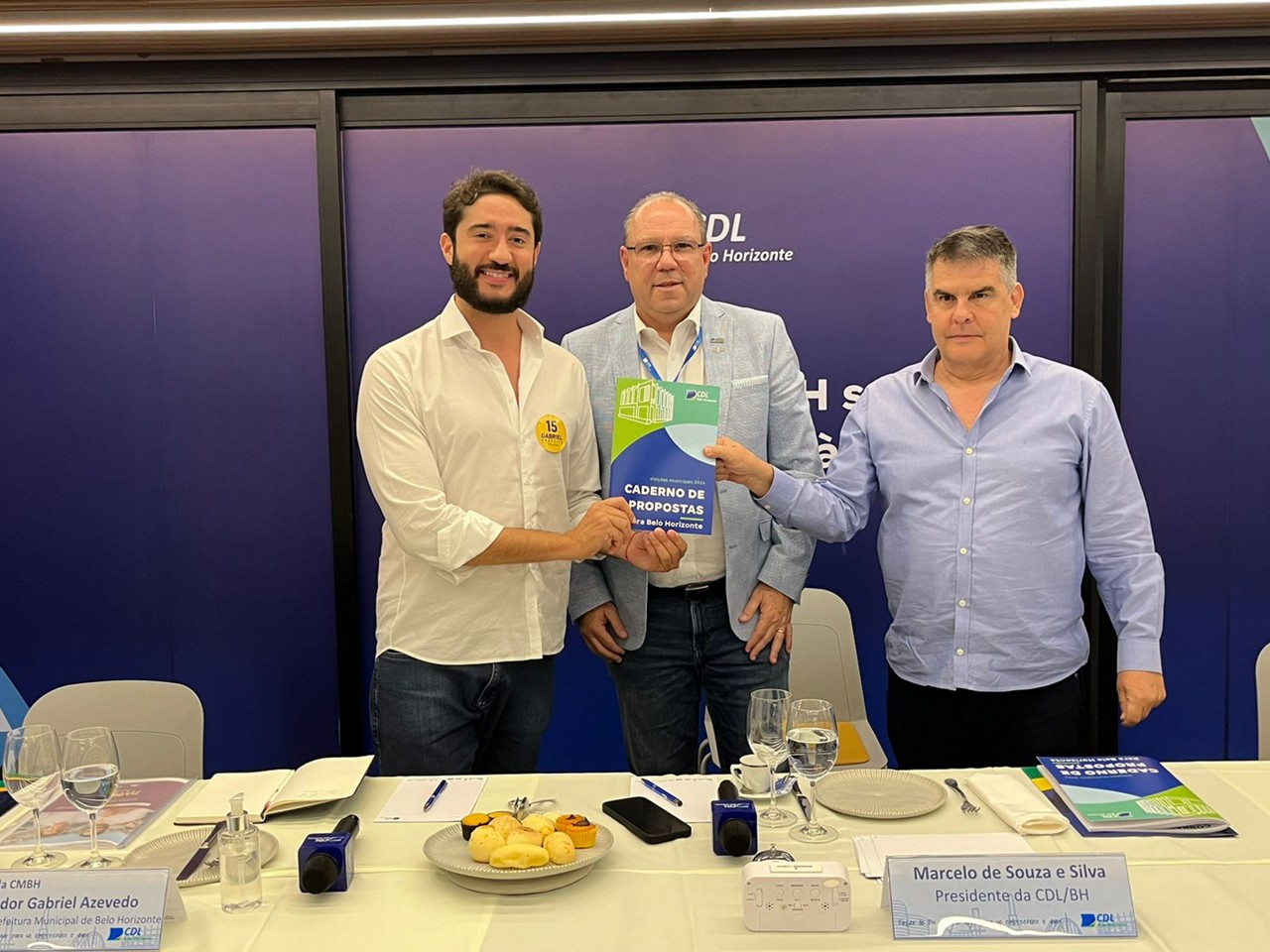Acompanhado do vice Paulo Brant, o candidato Gabriel Azevedo (MDB) se reuniu com o presidente da CDL-BH, Marcelo Souza e Silva, e com empresários do comércio