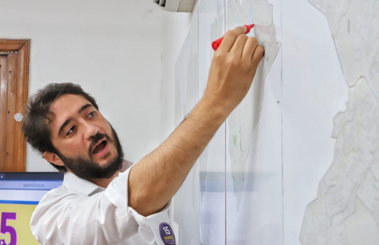 Gabriel Azevedo mantém sigilo sobre planos e diz que irá focar em carreira de professor