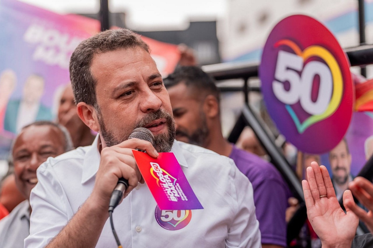 Guilherme Boulos faz campanha em São Paulo; deputado já deixou de responder processo que se arrastou após não ser localizado