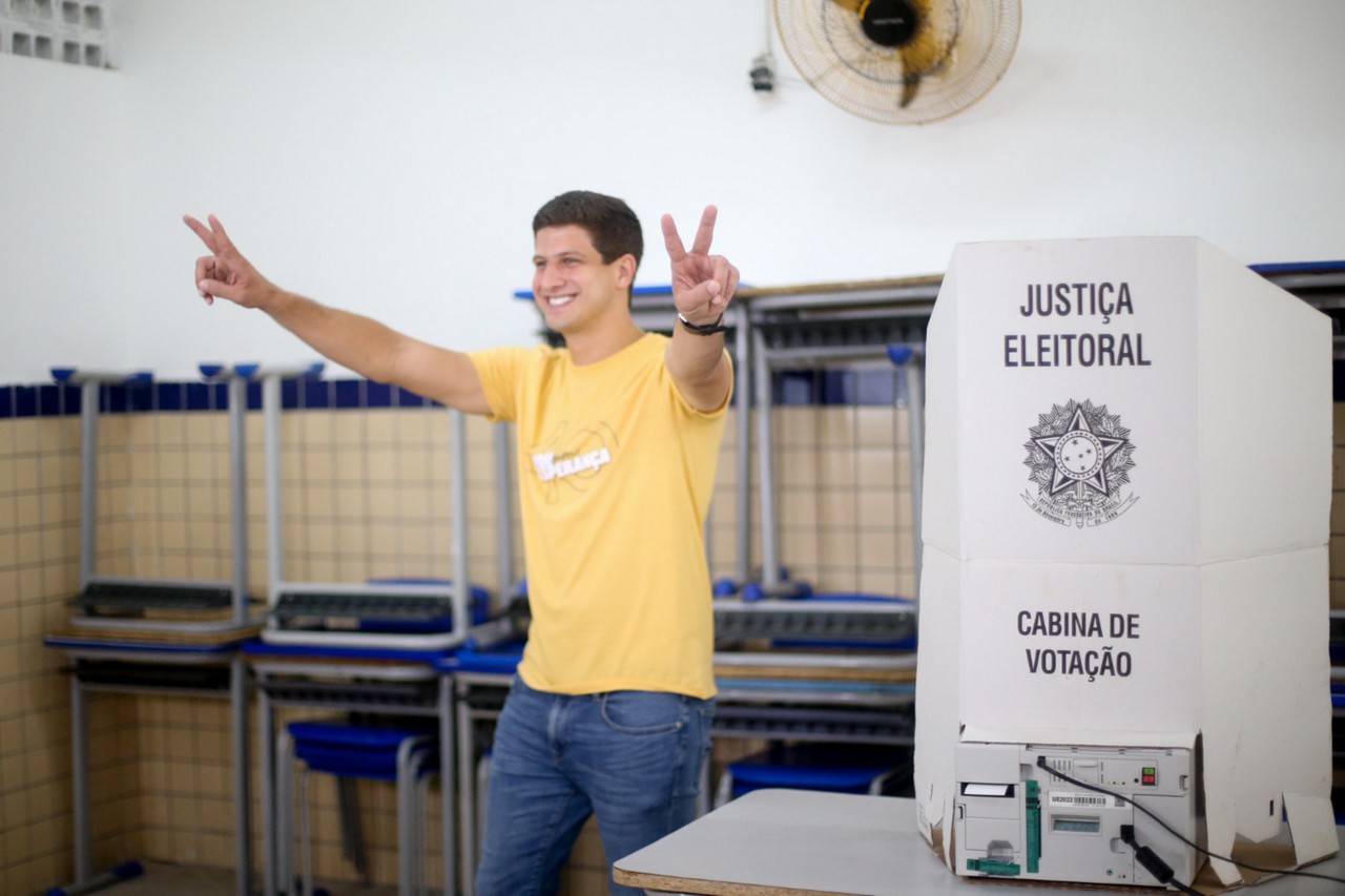 João Campos (PSB) durante votação na Escola Professor Candido Duarte, em Apipucos, na Zona Norte do Recife
