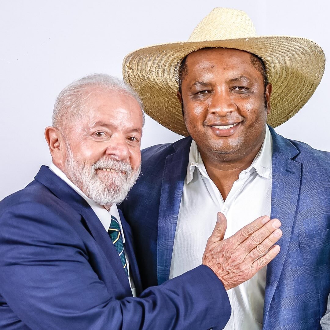 O presidente Luiz Inácio Lula da Silva (PT) e o prefeito reeleito de Cavalcante (GO), Vilmar Kalunga (PSB)
