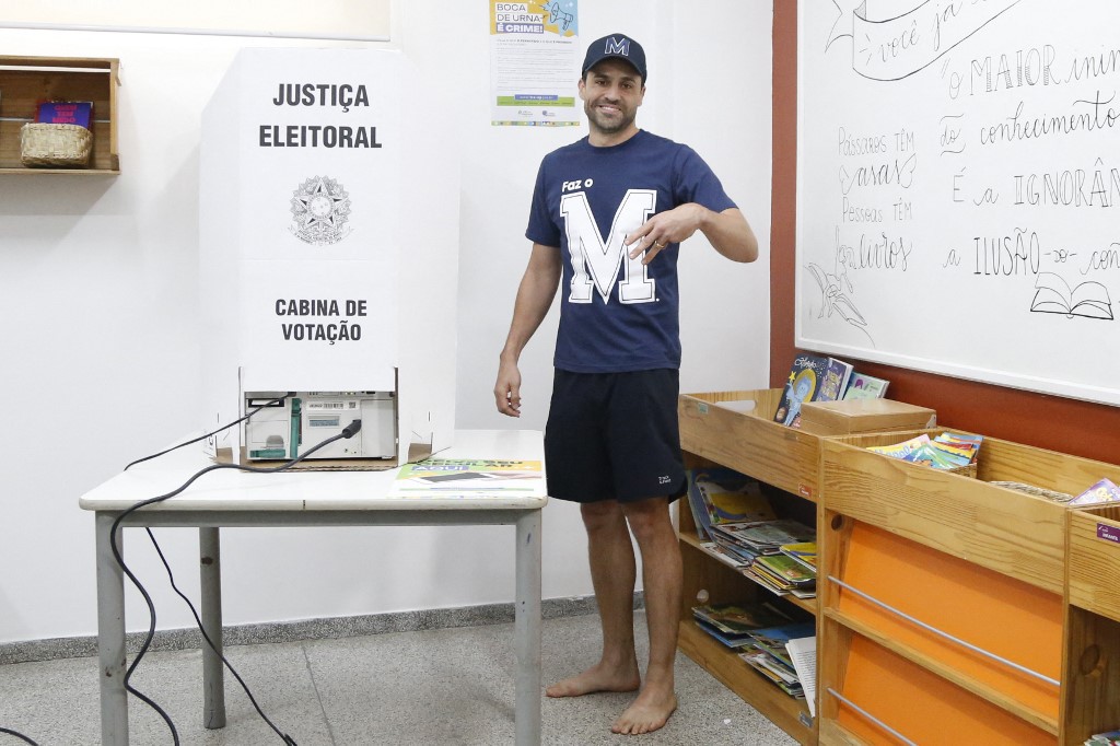 De bermuda e descalço, Pablo Marçal (PRTB) deixou para votar quando faltavam apenas 3 minutos para o encerramento do horário