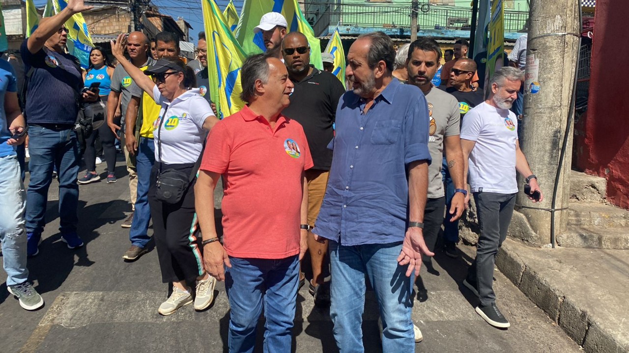 Mauro Tramonte e Alexandre Kalil caminham na região do Barreiro