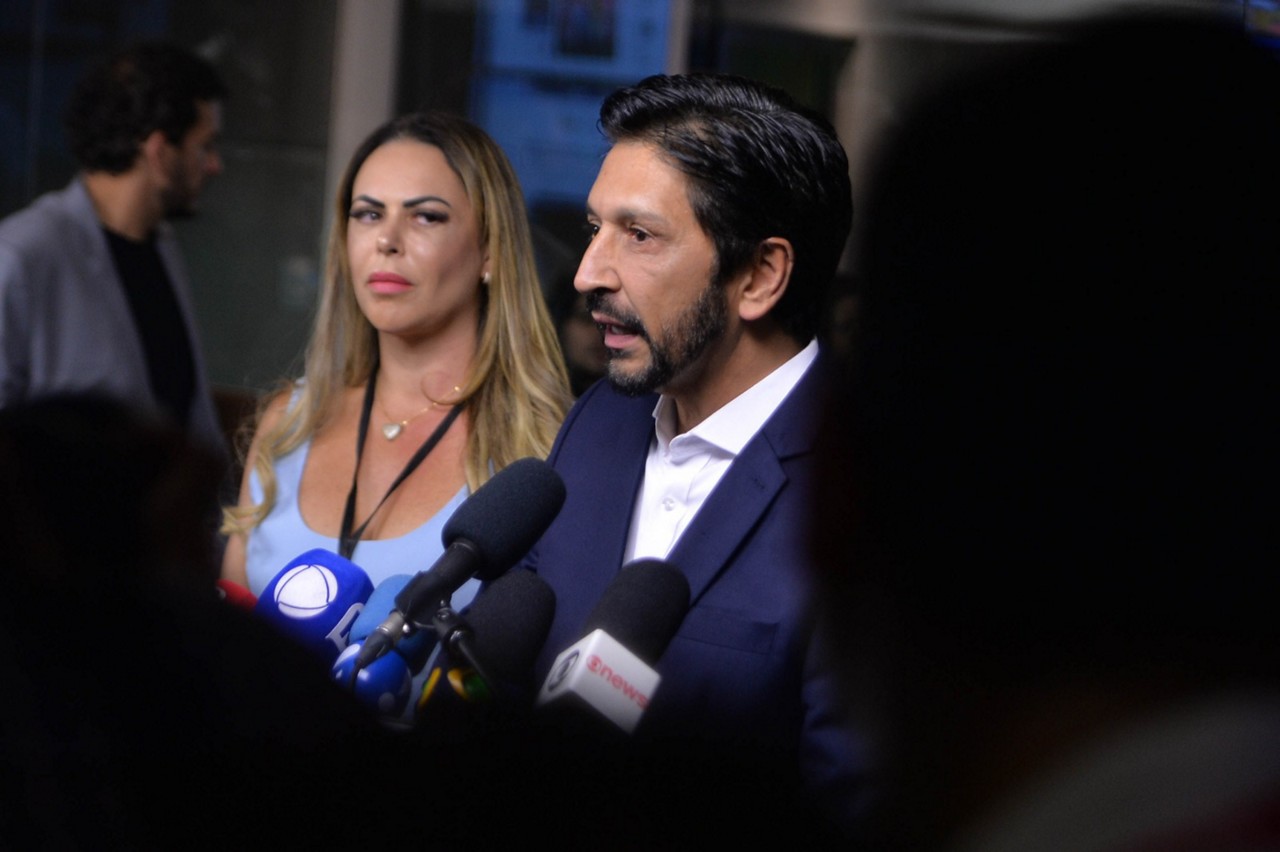 O prefeito Ricardo Nunes (MDB) e sua esposa, Regina Carnovale Nunes, nos bastidores do primeiro debate entre os pré-candidatos à Prefeitura de São Paulo, organizado pela TV Band