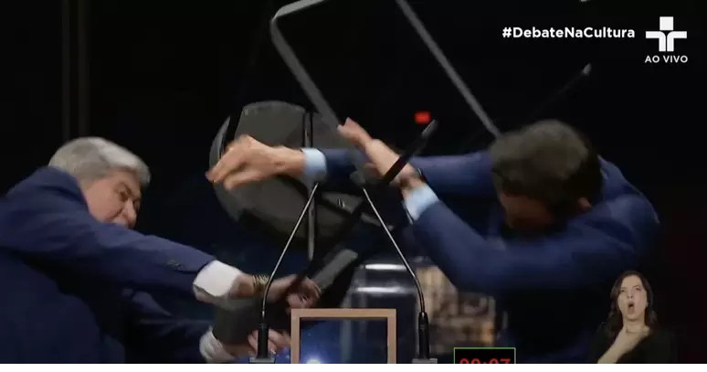 O momento em que José Luiz Datena agride Pablo marçal com cadeira no debate da TV Cultura entre os candidatos à prefeitura de São Paulo