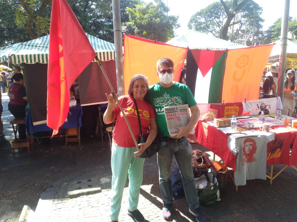 Lourdes Francisco e Sebastião Pessoa em atividade na Feira Hippie 