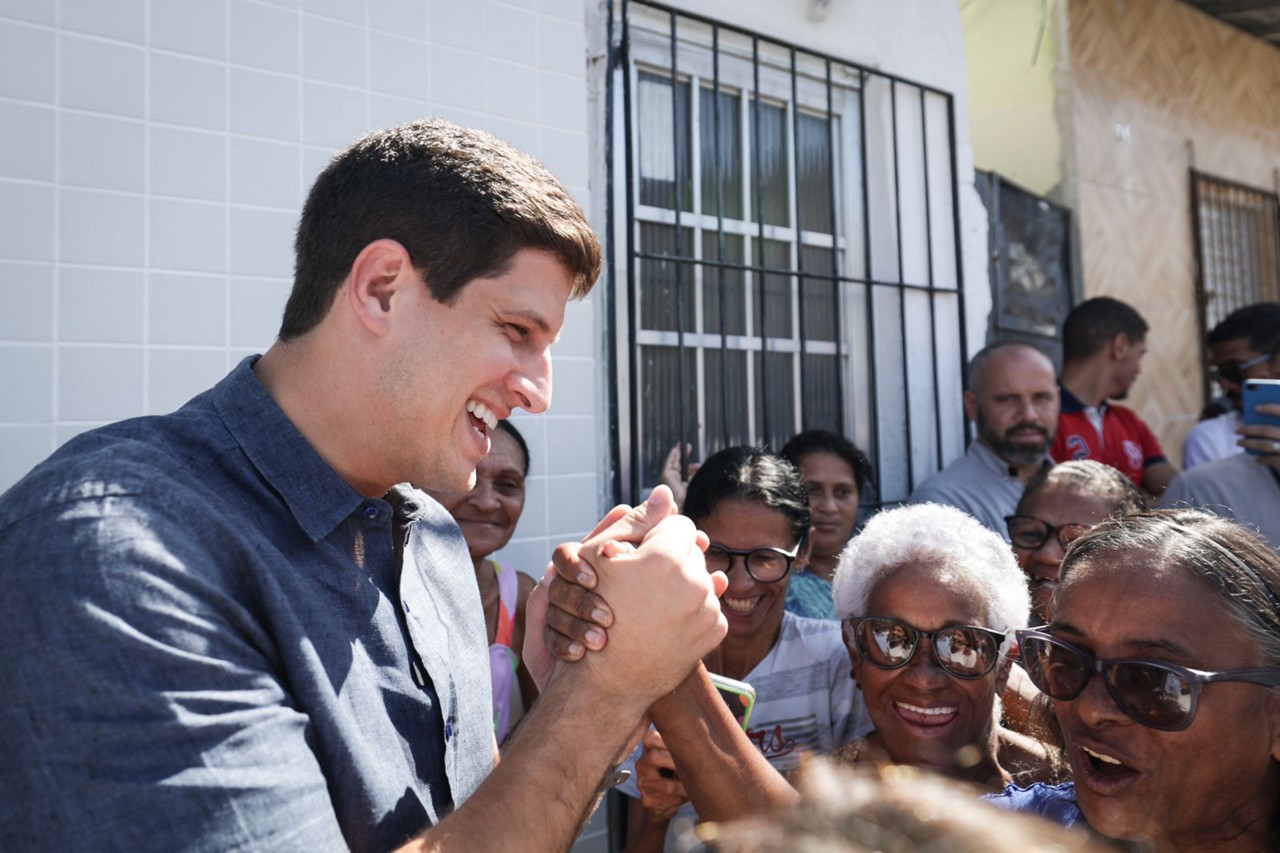 O prefeito João Campos (PSB) durante inauguração de unidade da saúde da família no Recife: a gestão dele é marcada por pequenas obras por toda capital pernambucana e pesado investimento em publicidade, com muita exposição em redes sociais