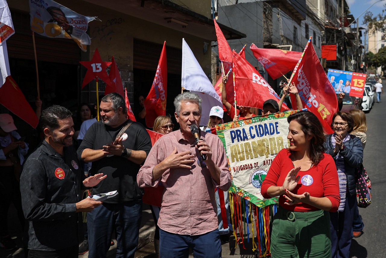 Em visita à Cabana do Pai Tomás, Rogério Correia (PT), prometeu romper contrato com empresas de ônibus