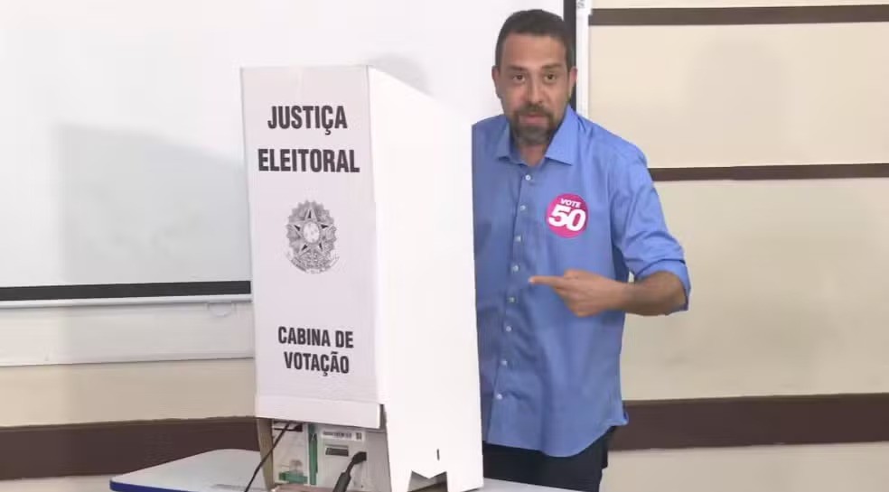  O deputado federal Guilherme Boulos (Psol), candidato a prefeito de São Paulo, votou no CEU Campo Limpo, na zona Sul da capital paulista