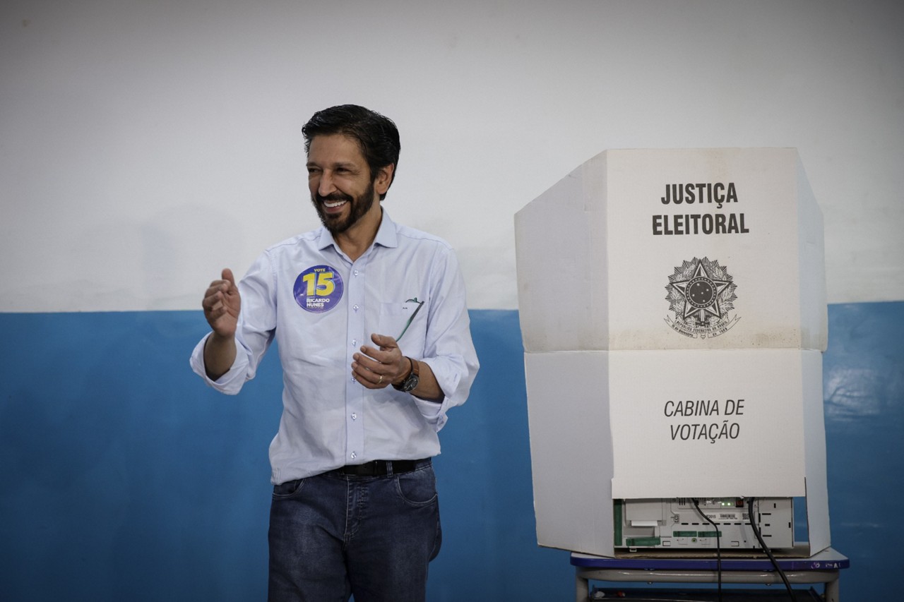 O atual prefeito de São Paulo e candidato à reeleição Ricardo Nunes (MDB), vota na Escola Estadual Dom Duarte Leopoldo e Silva, no bairro Socorro, zona sul da cidade