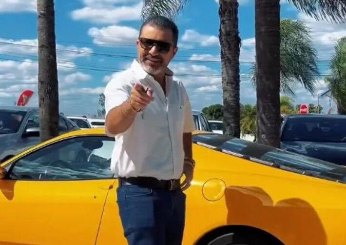 O empresário João Pinheiro, que concorreu a prefeito de Marília (SP), ostenta sua fortuna nas redes sociais, com fotos e vídeos em jatinhos e carros de luxo