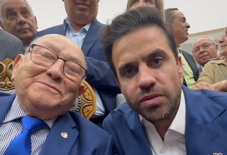 Candidato à prefeitura pelo PRTB pediu ao presidente da Convenção Geral das Assembleias de Deus, pastor José Wellington, que fizesse o 'M' com os dedos