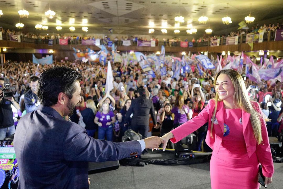Prefeito candidato à reeleição recorreu à família durante agenda nessa terça-feira (24) voltada para o eleitorado feminino; a esposa, Regina Carnovale, e a filha grávida, Mayara Nunes, participaram do encontro