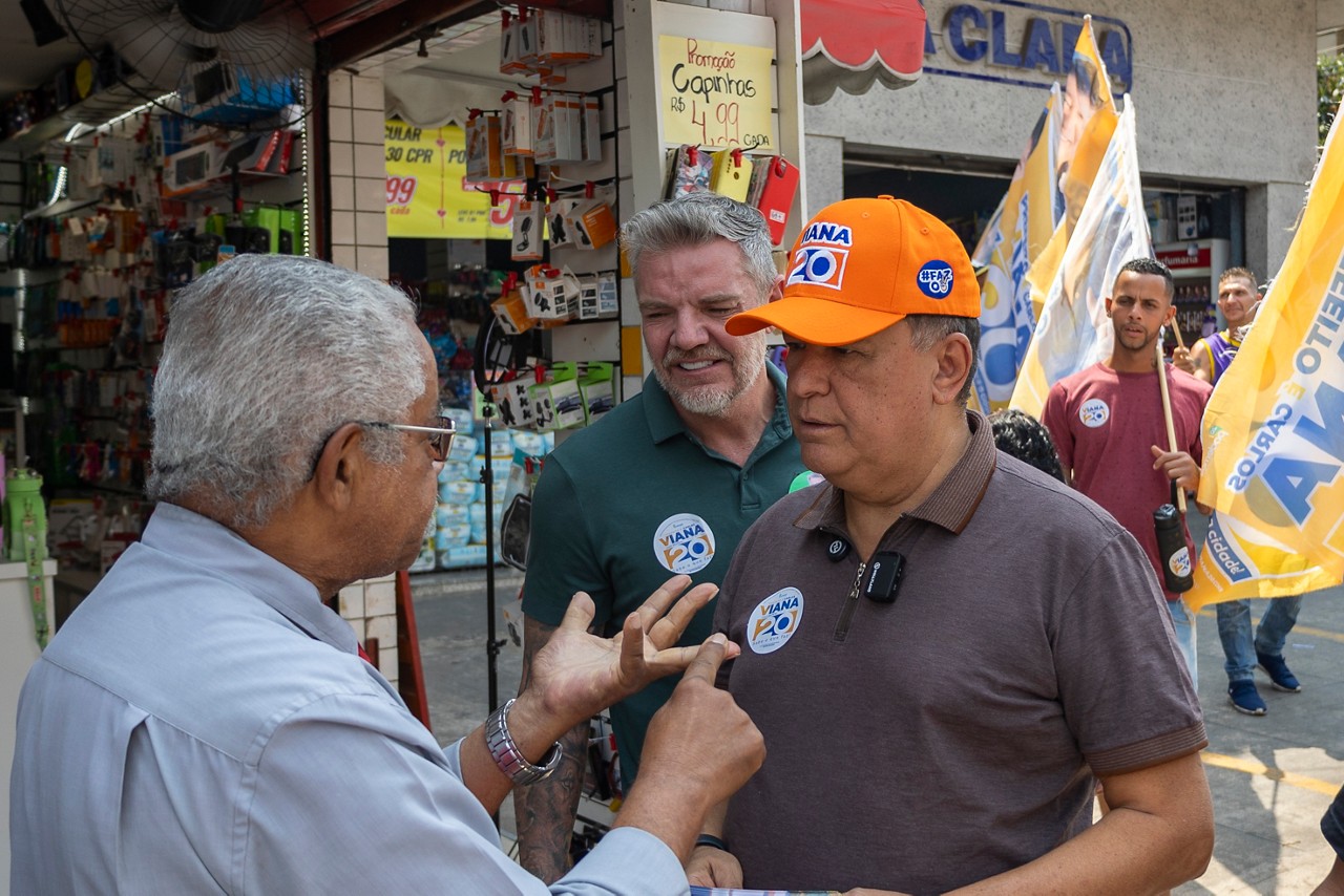 O candidato Carlos Viana (Podemos) fez uma caminhada no bairro Milionários, na região do Barreiro, na manhã desta quinta-feira (5 de setembro)