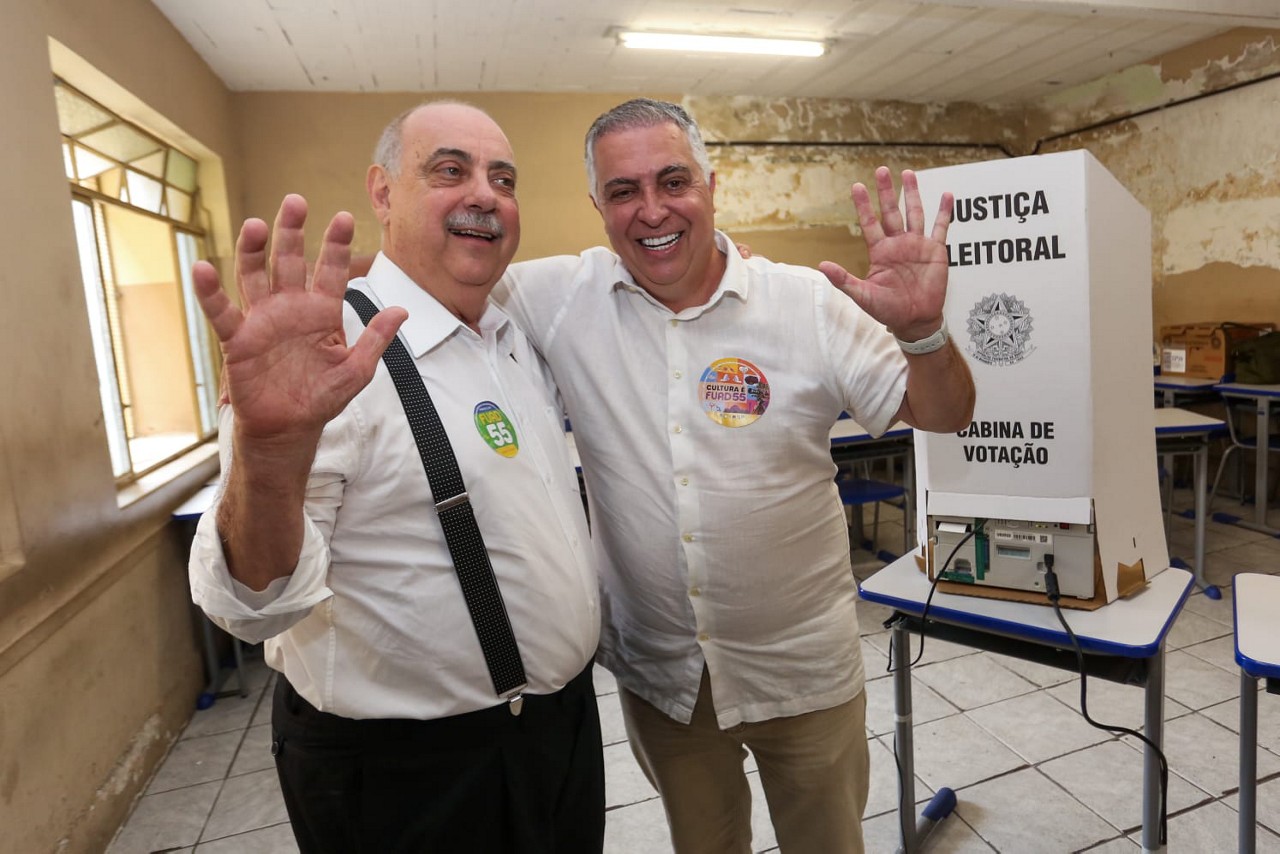 Candidato a vice-prefeito votou na manhã de hoje na escola onde estudou na infância 