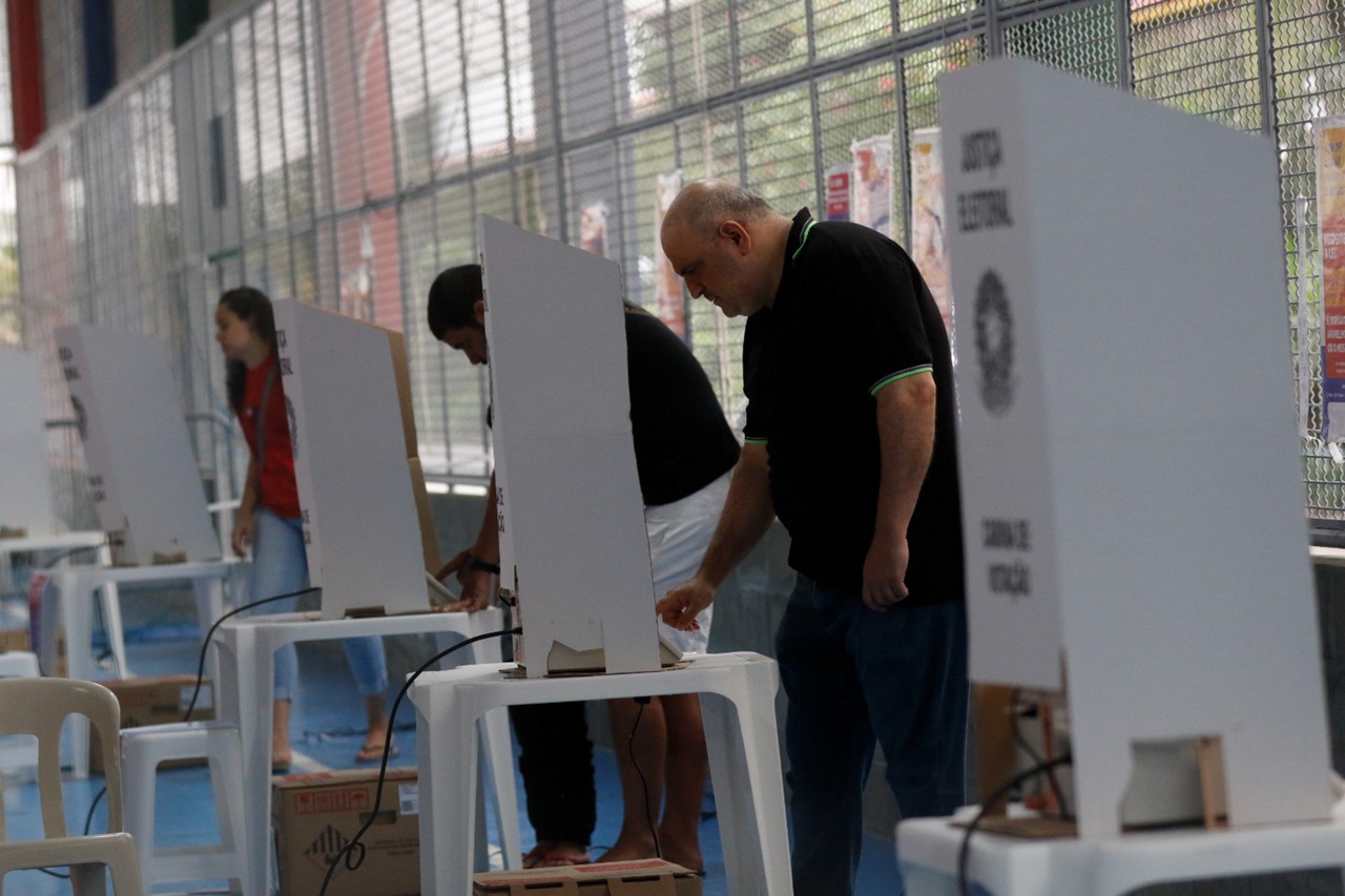 Eleitores devem votar neste domingo (6) em candidatos aos cargos de prefeito e vereador