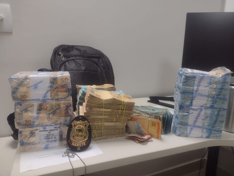 Parte do dinheiro apreendido no Ceará e que seria usado para compra de votos