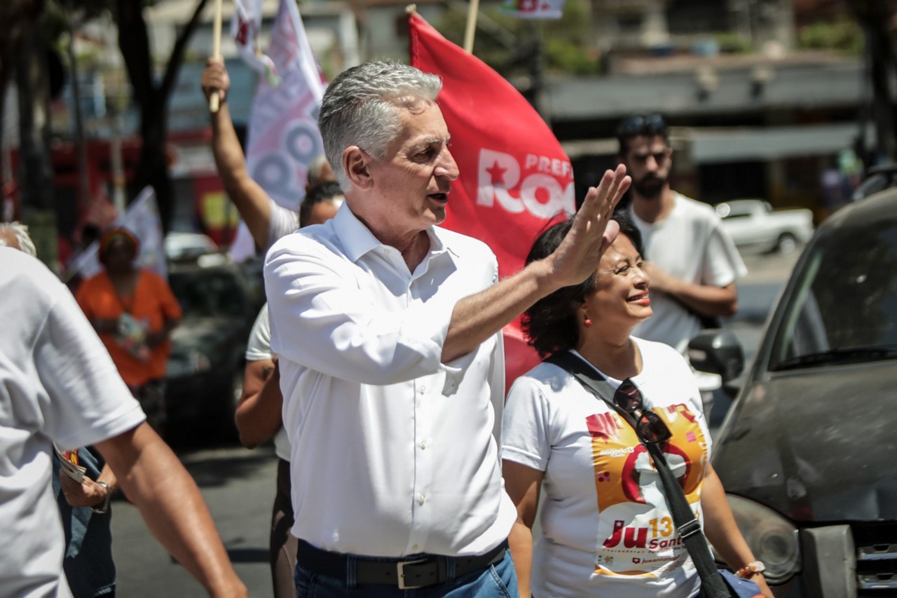Candidato Rogério Correia durante caminhada na regional Norte
