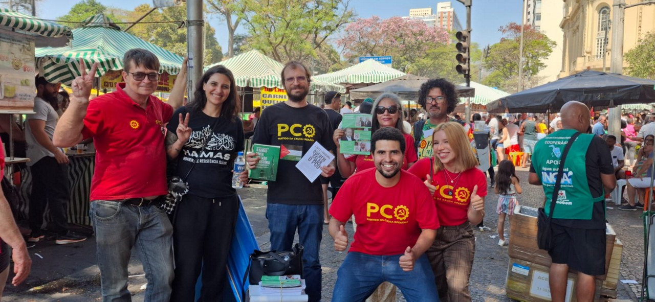 Sebastião Pessoa, à esquerda, na Feira Hippie em BH