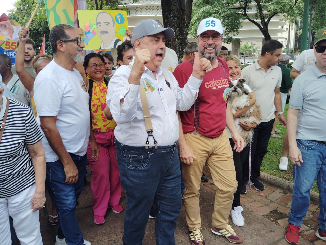 Em caminhada na Praça da Liberdade, o prefeito e candidato à reeleição, Fuad Noman, disse que os críticos "nem sequer leram seu livro"