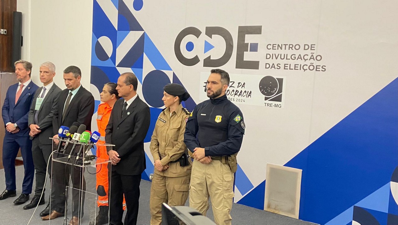 Representantes do TRE-MG e das forças policiais durante coletiva à imprensa neste domingo (27/10)