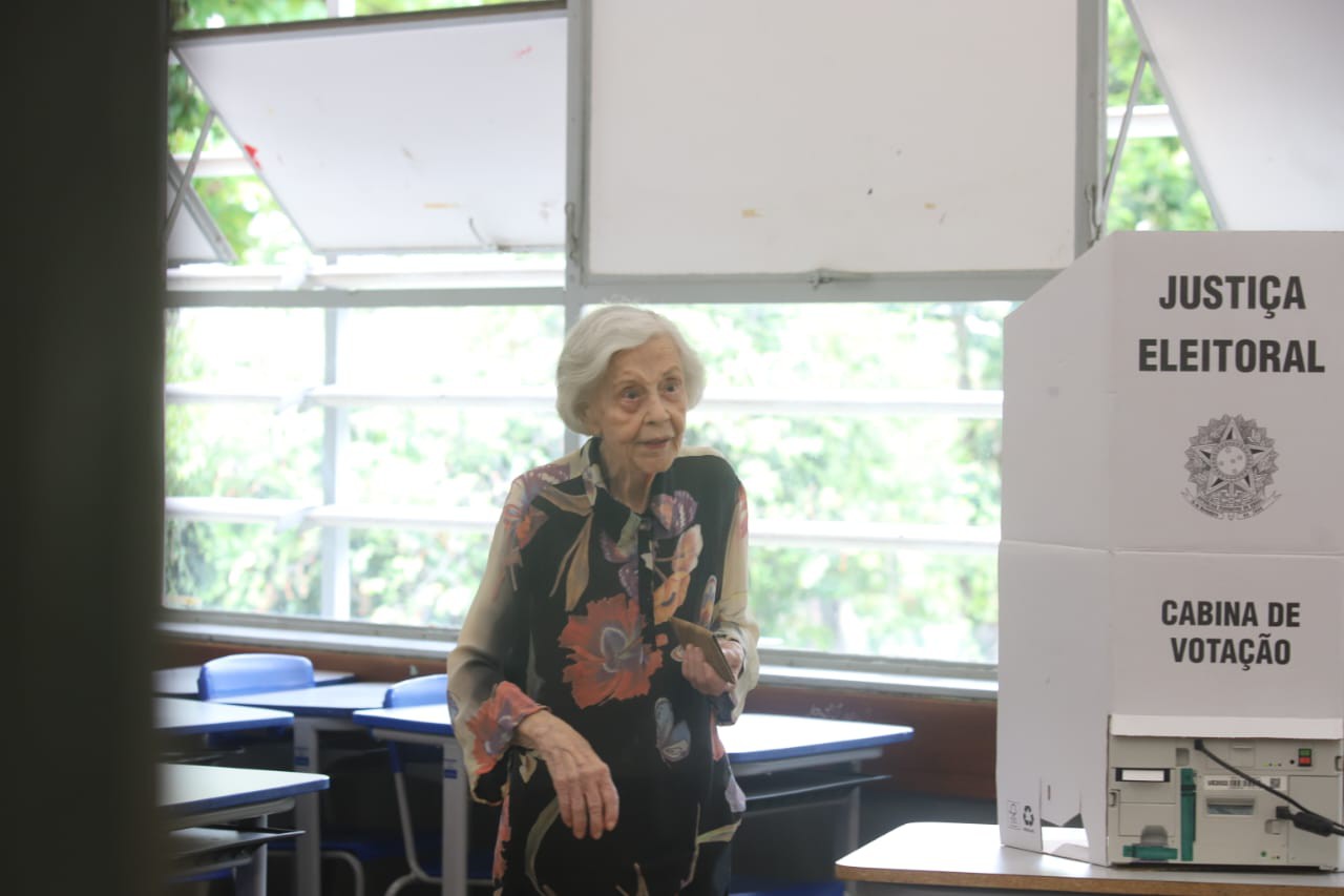 Clarice Afonso Coutinho, eleitora de 100 anos, escolheu ir às urnas neste domingo (27 de outubro)