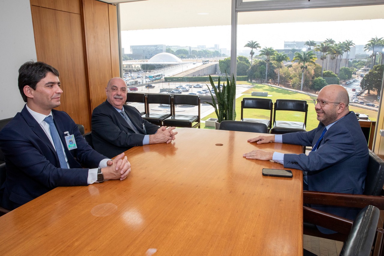 O presidente estadual do PSD, Cássio Soares, o prefeito Fuad Noman (PSD) e o secretário executivo de Relações Institucionais, Olavo Noleto, nesta quarta-feira (25 de setembro)
