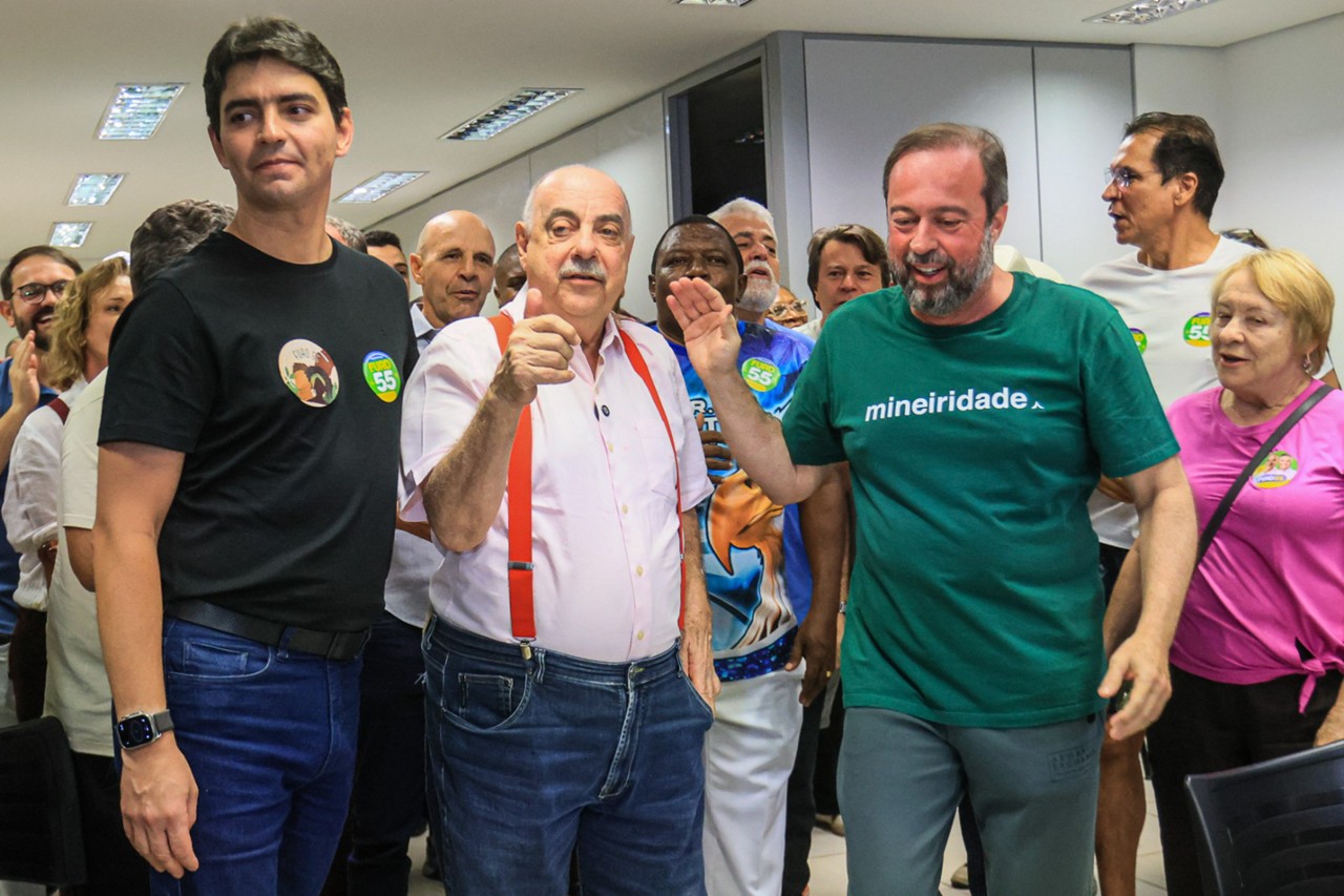 O presidente estadual do PSD, Cássio Soares (à esq.), o prefeito Fuad Noman (ao centro), e o ministro de Minas e Energia, Alexandre Silveira (à dir.), no comitê após a apuração do resultado neste domingo (6 de outubro)