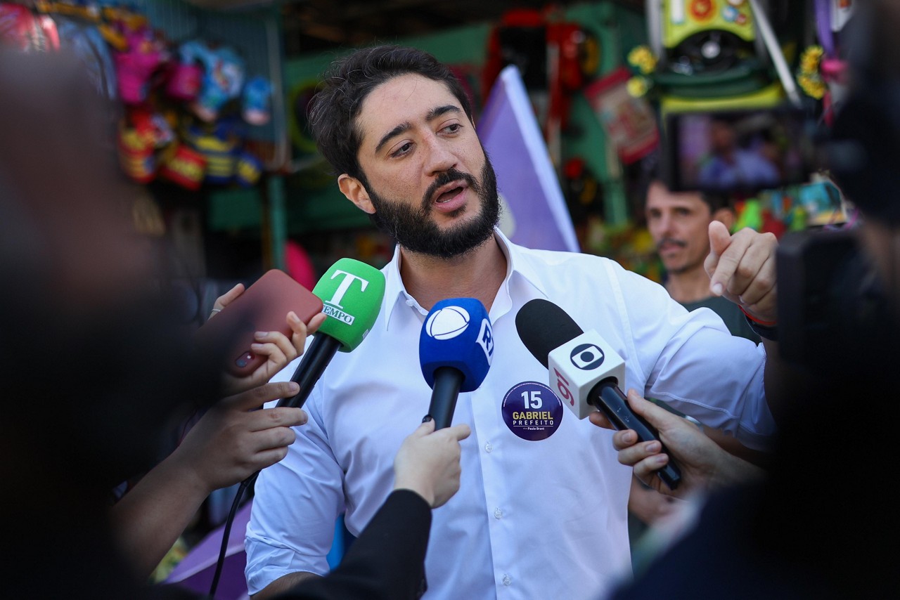 Gabriel visitou o centro de BH, conversou com comerciantes e entregou material de campanha à população