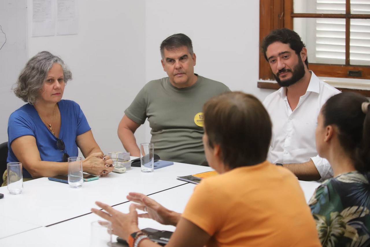 Gabriel Azevedo em reunião com representantes da causa animal