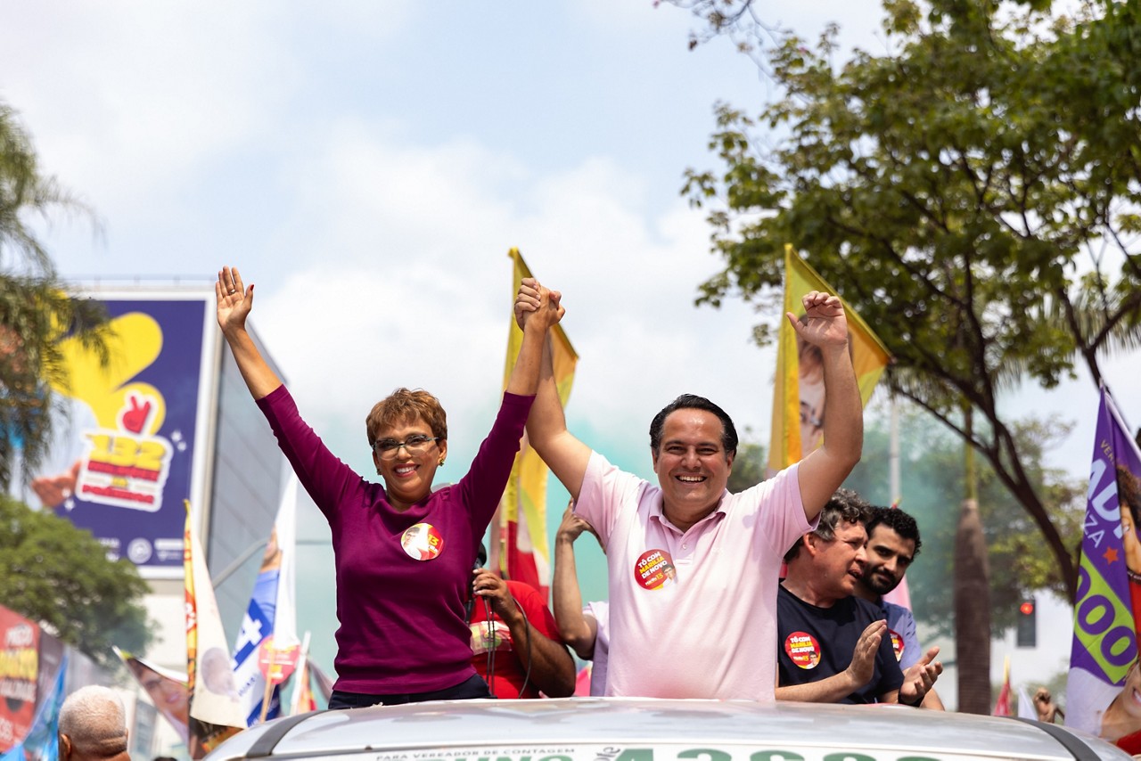 Marília Campos (PT) e vice de sua chapa, Ricardo Faria (PSD) durante caminhada de encerramento da campanha das eleições 2024