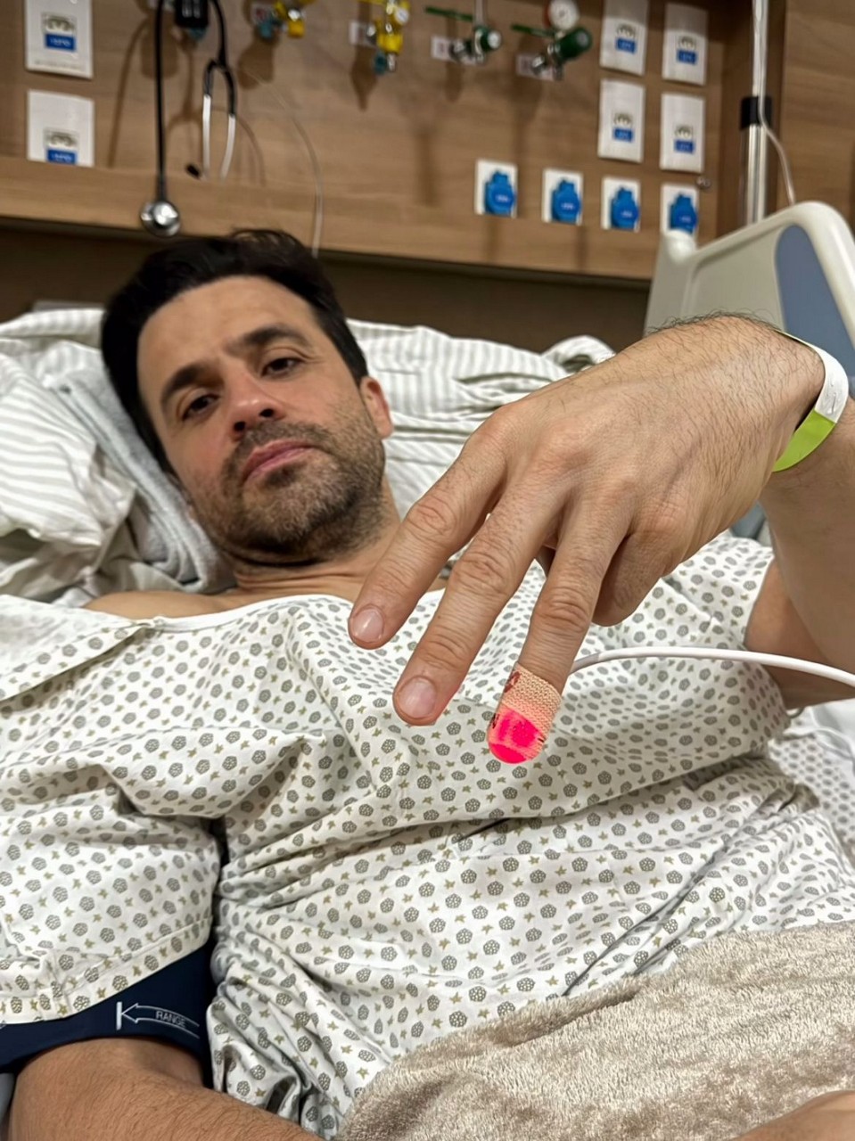 Em vídeo publicado em seu Instagram, Marçal aparece deitado na cama do hospital.