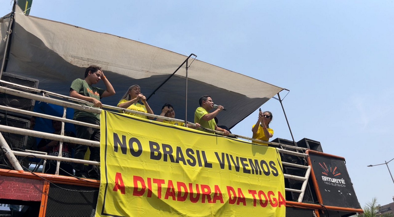 Presidente do Novo em Minas Gerais, Christopher Laguna, durante o protesto na Praça da Liberdade