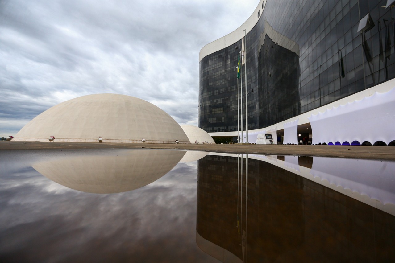 A criação e a regulamentação de partidos políticos no Brasil são de responsabilidade do TSE
