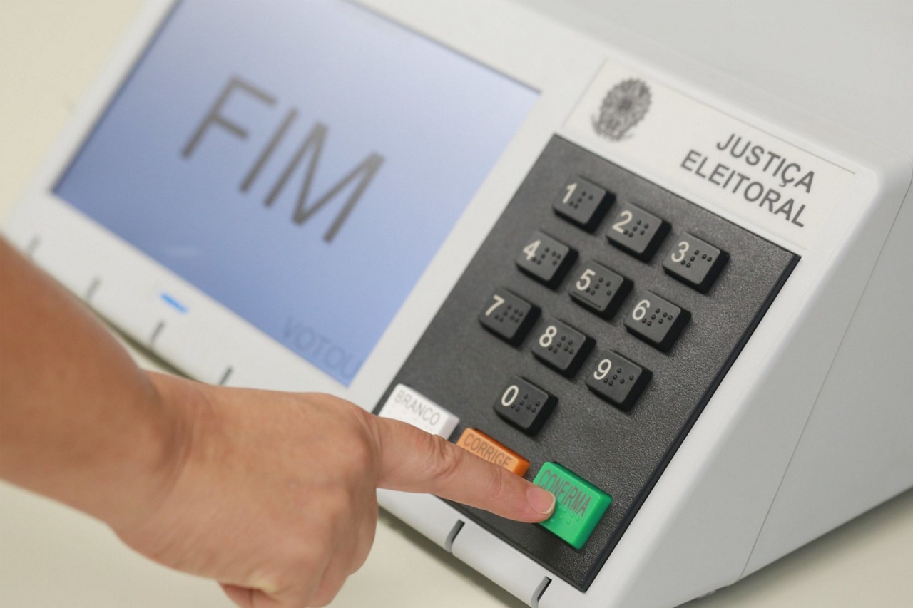 Votos nulos ou brancos não têm nenhum efeito para o pleito, pois não são contabilizados, mas sim descartados e servem apenas para fins de estatísticas nas eleições