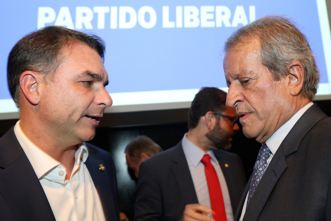 Flávio Bolsonaro e Valdemar Costa Neto no encontro do PL em Brasília em que foram definidos candidatos para o Senado e governos estaduais