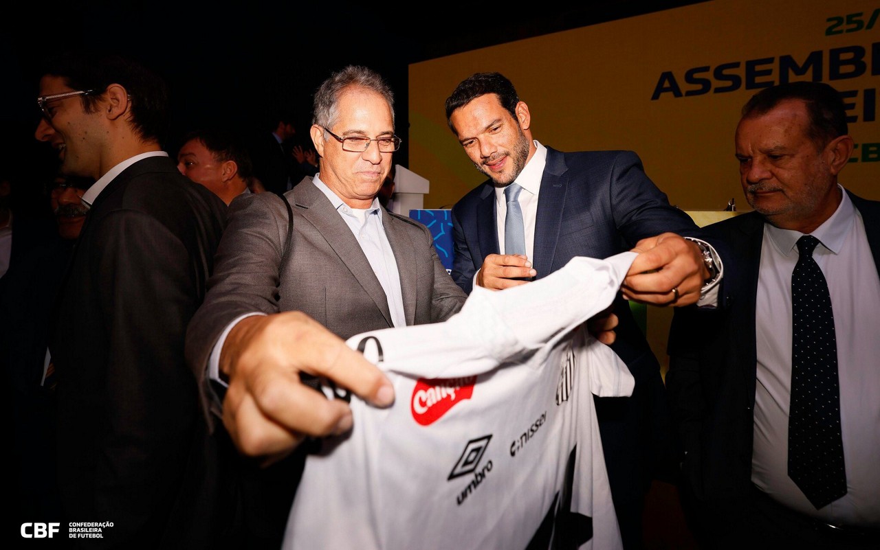 Samir Xaud recebe camisa do Santos; clube anunciara boicote à eleição da CBF (Foto: Rafael Ribeiro/CBF)