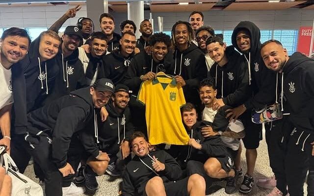 Elenco do Corinthians comemora convocação de Hugo Souza à Seleção Brasileira (Foto: Reprodução / Instagram @18andrecarrillo)