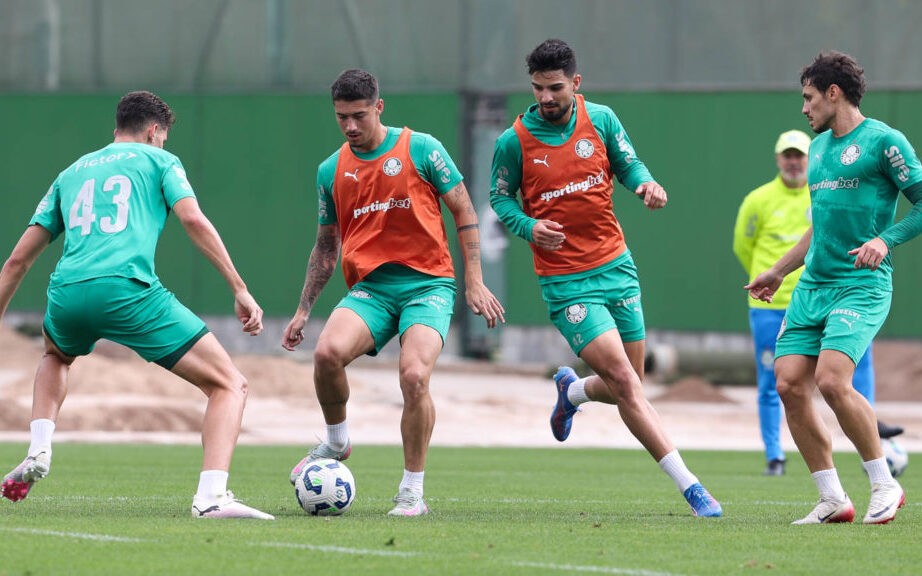 Os jogadores Benedetti, Emiliano Martínez, Flaco López e Raphael Veiga (E/D), da SE Palmeiras, durante treinamento, na Academia de Futebol. (Foto: Cesar Greco/Palmeiras/by Canon)