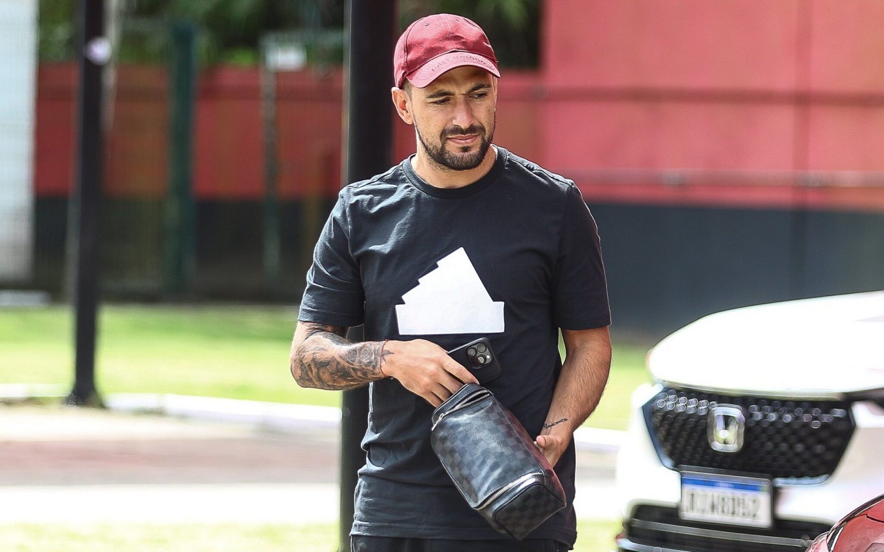 Arrascaeta chegando ao Ninho do Urubu (Foto: Gilvan de Souza/Flamengo)