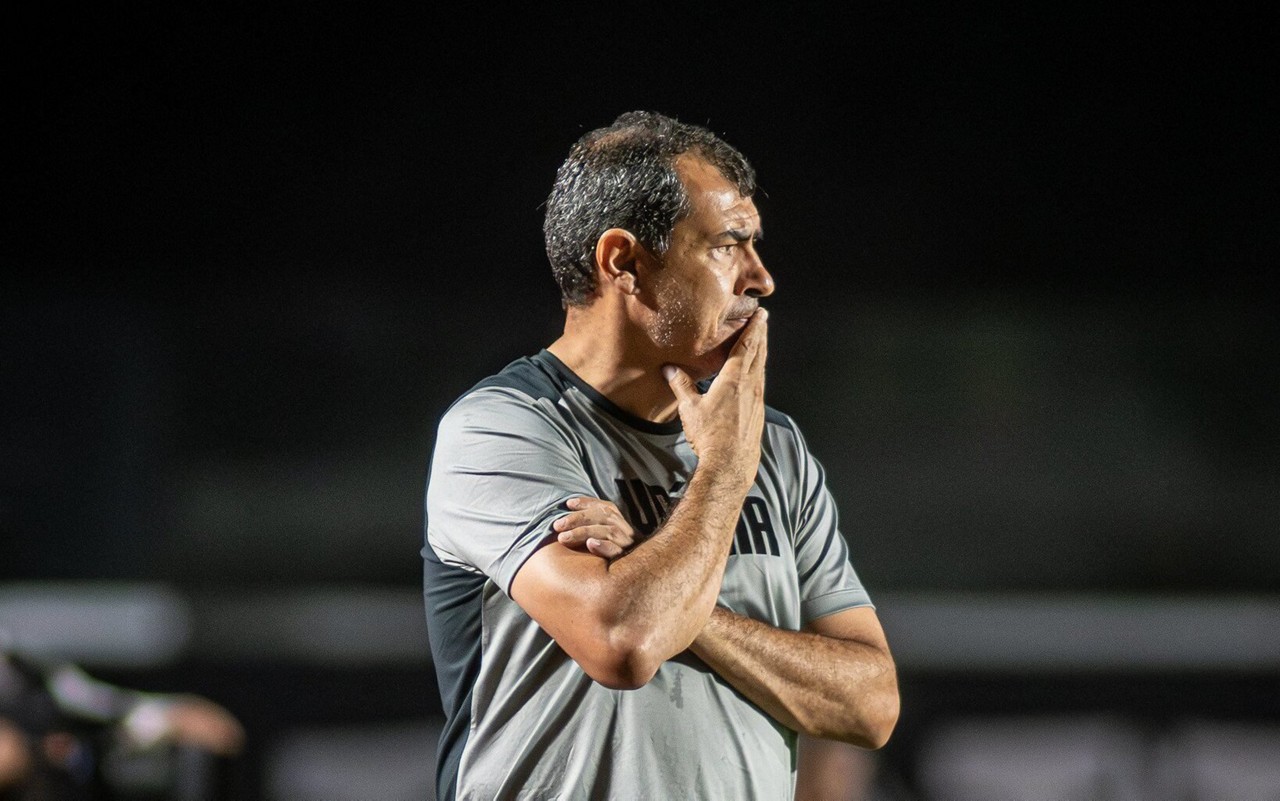 Carille comanda o Vitória contra o Sport (Foto: Victor Ferreira / EC Vitória)