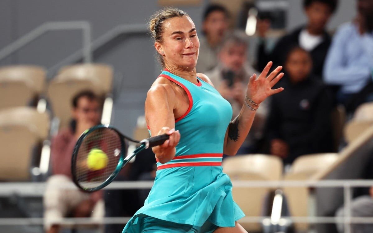 Chinesa Zheng Qinwen comemora vitória sobre Sabalenka em Roma (Photo by PIERO CRUCIATTI / AFP)