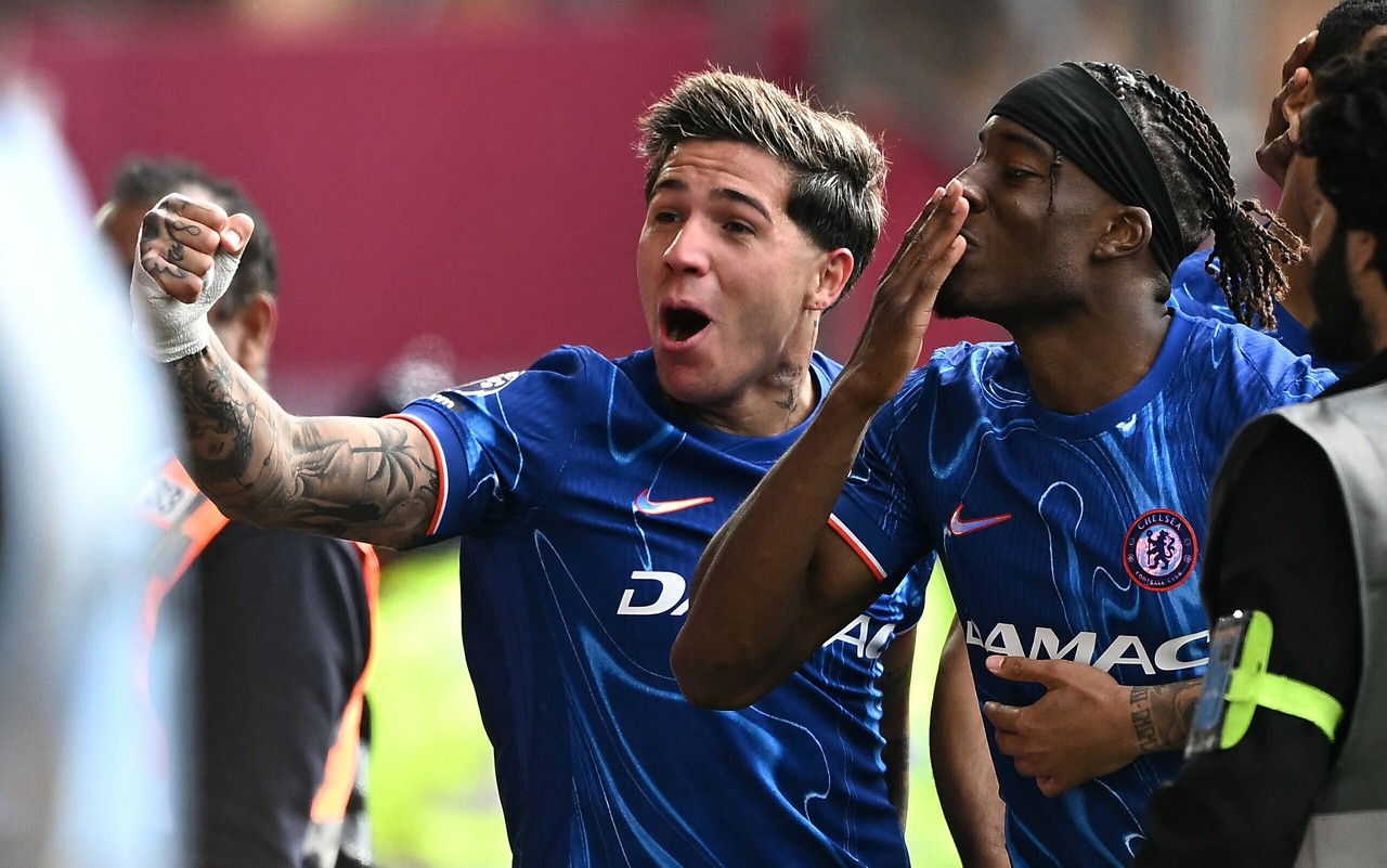 Enzo Fernández e Madueke comemoram gol do Chelsea contra o Nottingham Forest (Foto: Ben Stansall/AFP)