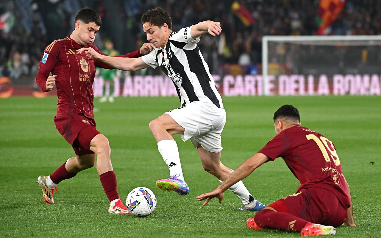 Jogadores da Roma e Juventus disputam a posse da bola no confronto pela Serie A (Foto: Alberto Pizzoli / AFP)