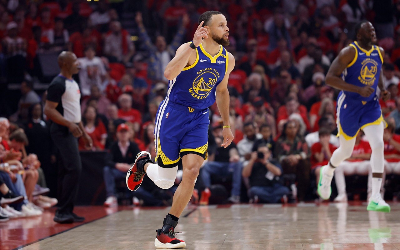 Stephen Curry, do Warriors, comemorando cesta contra o Rockets pelos playoffs da NBA (Foto: Tim Warner/Getty Images/AFP)