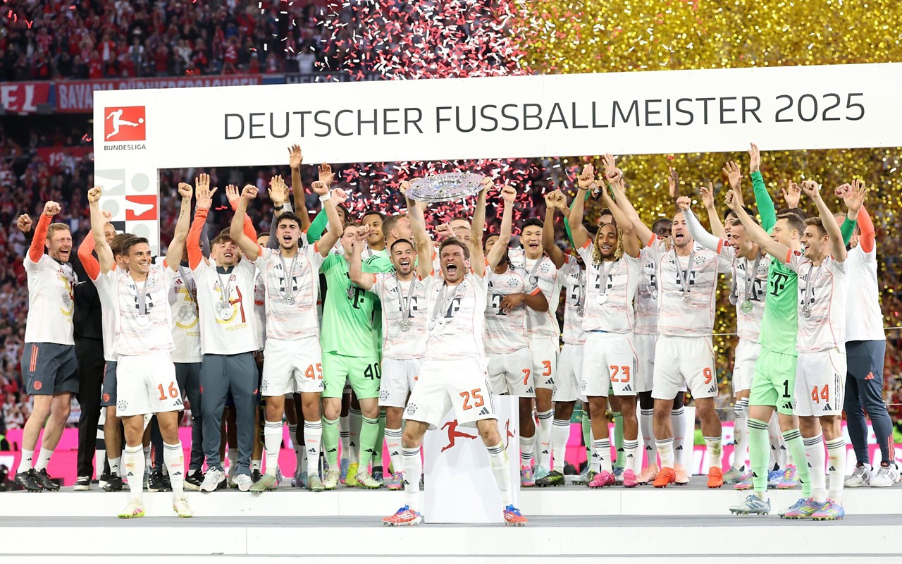 Thomas Müller ergue o troféu da Bundesliga pelo Bayern de Munique (Foto: Reprodução)