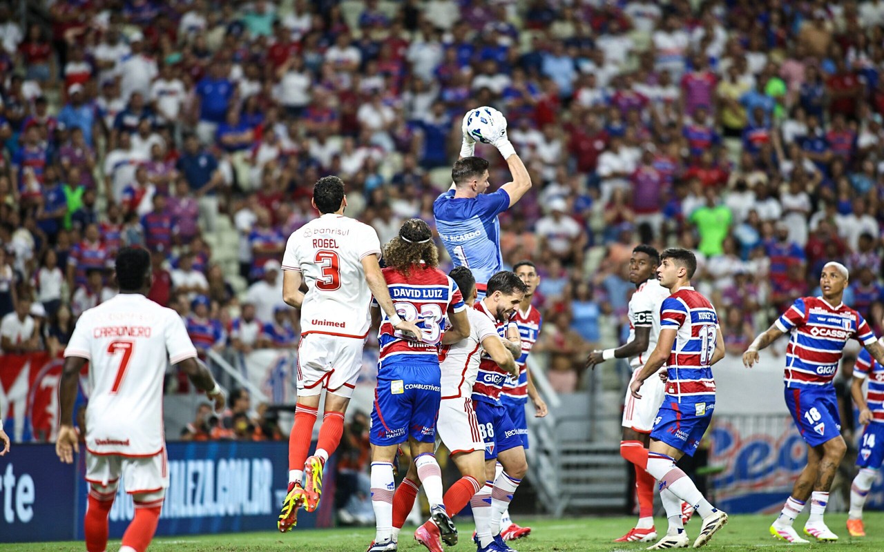 Internacional não ameaça João Ricardo, oitavo melhor goleiro do mundo (Foto: Baggio Rodrigues/AGIF)